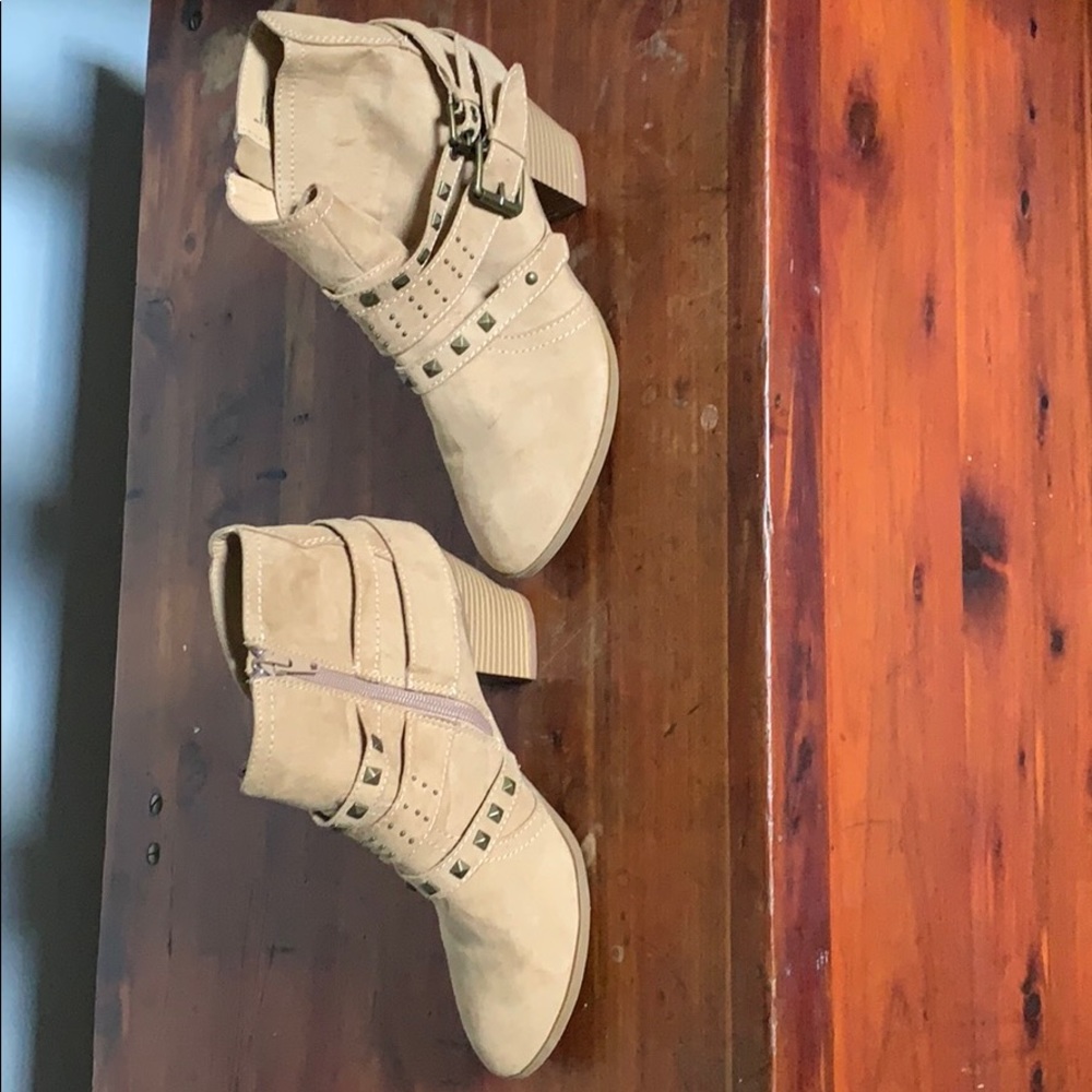 Express Booties. Size 8 - Picture 5 of 7